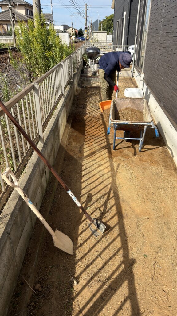 香川県の住宅裏庭 草刈り・整地作業の様子｜フジトラスト株式会社