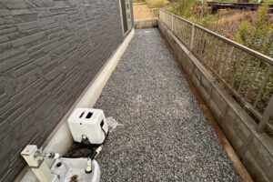 防草シートと砂利敷きで仕上げた雑草対策の完成写真｜香川県 フジトラスト株式会社
