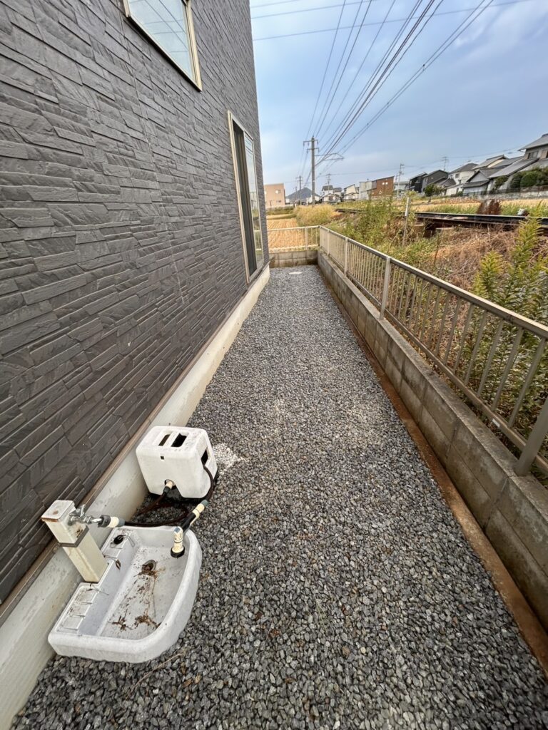 防草シートと砂利敷きで仕上げた雑草対策の完成写真｜香川県 フジトラスト株式会社